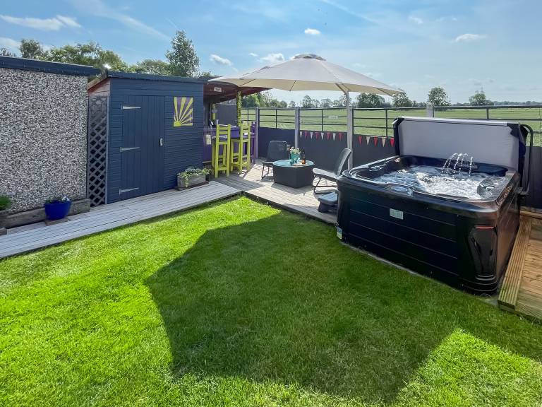 Cottage with garden & jacuzzi | River view — photo 2