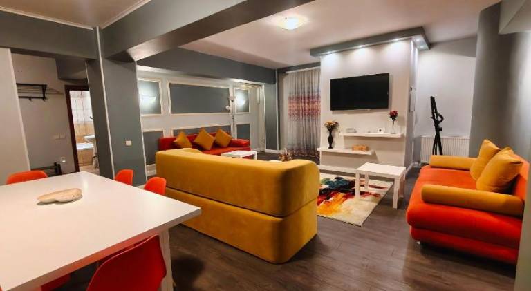 Rental apartment with hot tub | Next to Stavropoleos Monastery | Perfect for remote work — photo 2