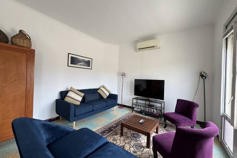 Holiday apartment with patio in Nîmes