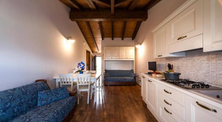 Serviced apartment with BBQ, yard & patio | Beach nearby | Pet-friendly — photo 4