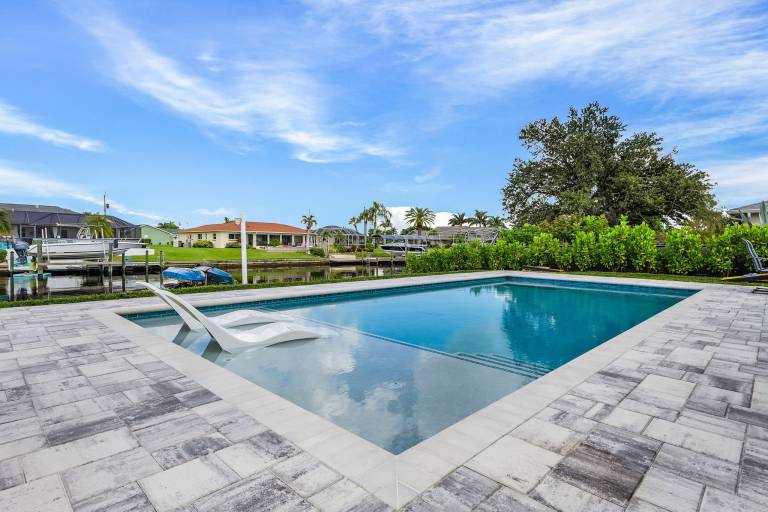 Vacation home with private pool & BBQ | Water view — photo 2