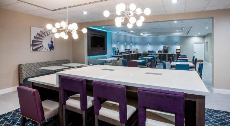 La Quinta Inn & Suites by Wyndham Lubbock North — photo 4