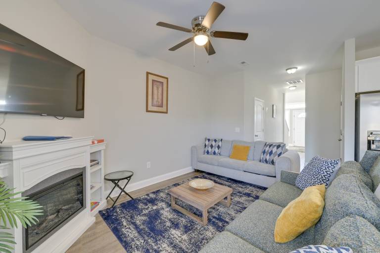 5 Mi to Charlotte Motor Speedway: Cozy Townhome — photo 4