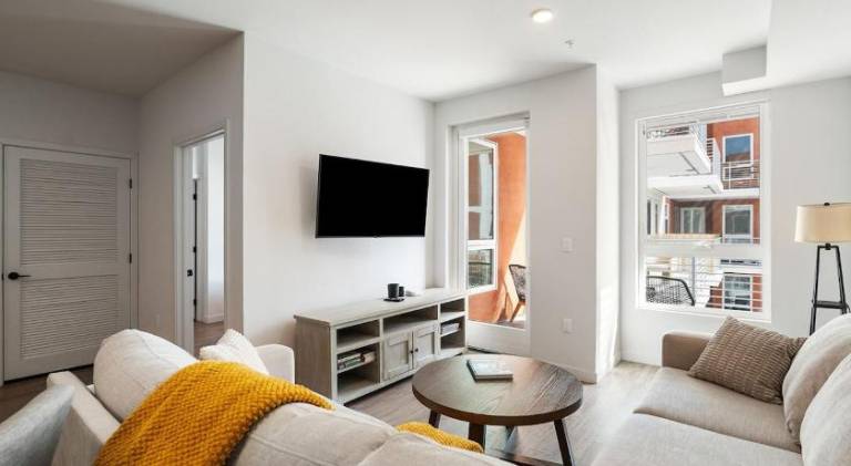 Bright 1BR with Pool View in Prime Location — photo 2