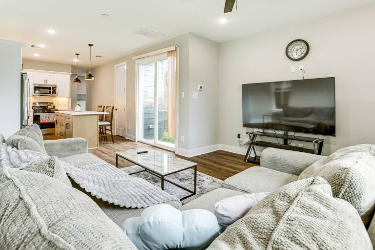 Modern Home w Private Yard in Northeast H Town