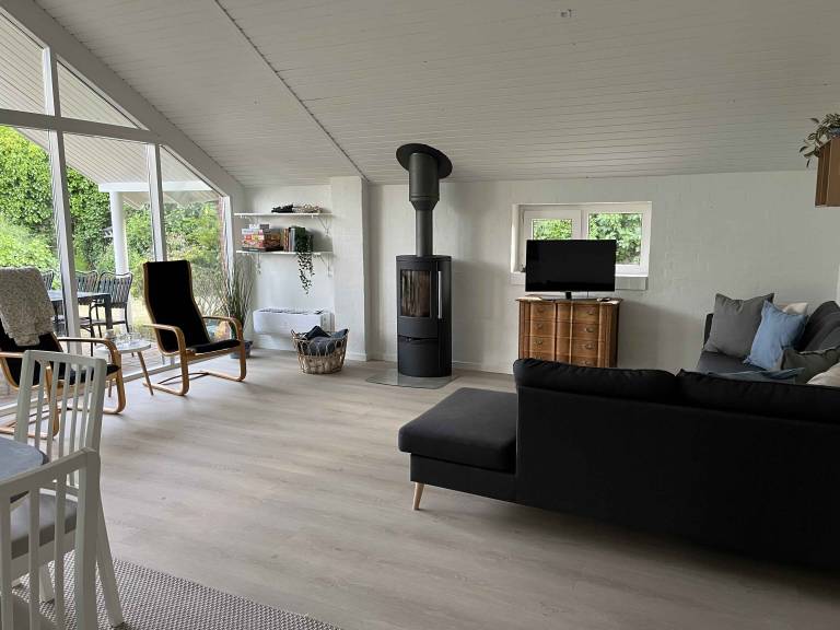 Vacation home with terrace, grill & yard — photo 5
