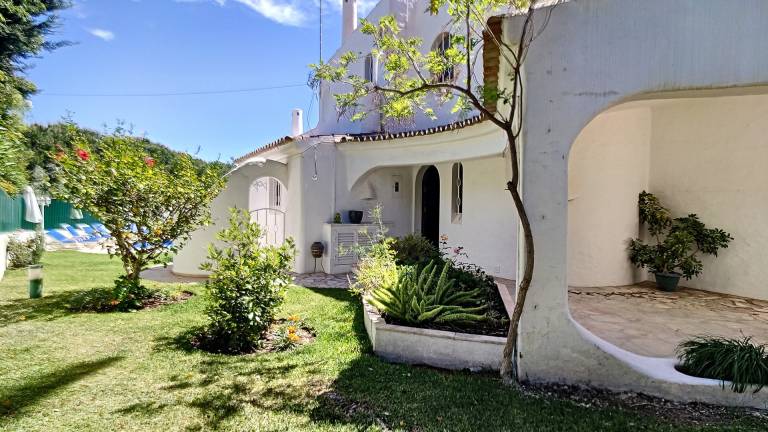 Pet-Friendly Beautiful Villa Palmeire Galé Beach with WiFi, Balcony, Garden, Terrace & Pool — photo 3