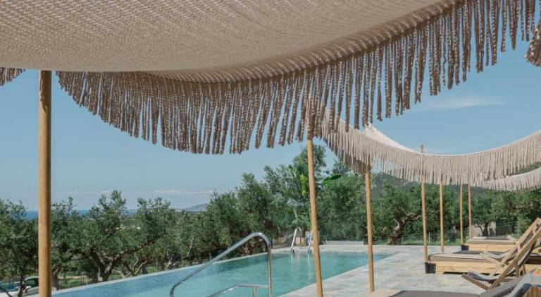 Apartment with garden, pool & patio — photo 2