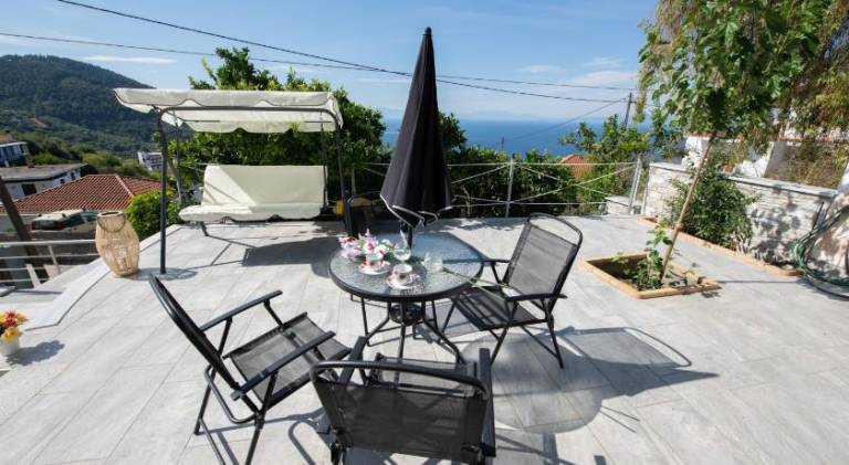 Apartment with garden & patio — photo 4