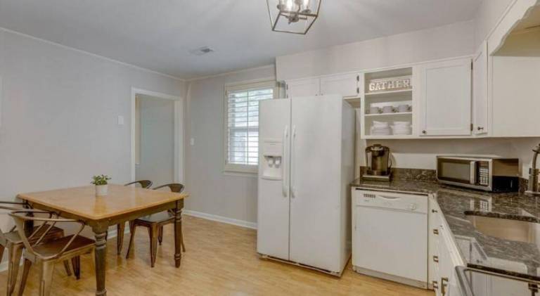 Figuers Bungalow 2 bd 1 bath central location — photo 4