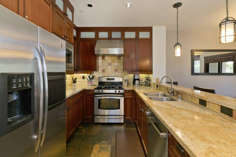 Fully equipped spacious condo with terrace, hot tub & BBQ | Next to the ski | Dogs allowed — photo 2
