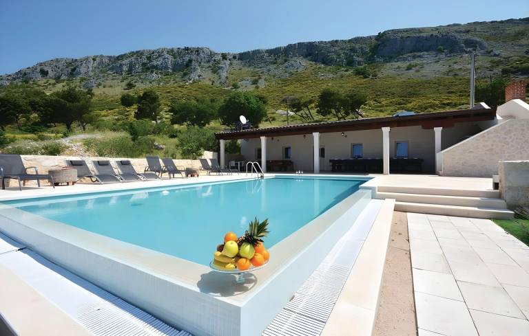 Fully equipped lovely villa with pool, BBQ & garden | Suitable for remote work | Dogs allowed in Podstrana