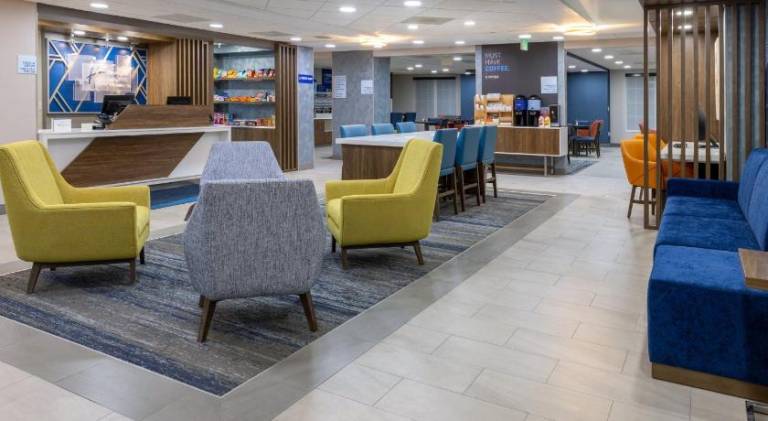 Holiday Inn Express Hotel & Suites Center Township By IHG — photo 3