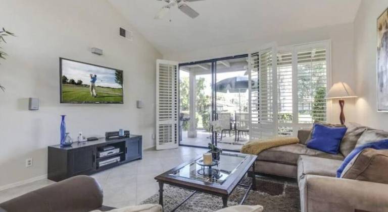 Vacation home with jacuzzi & pool — photo 3