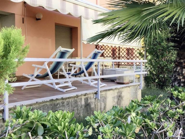 Rental apartment with terrace & yard — photo 3