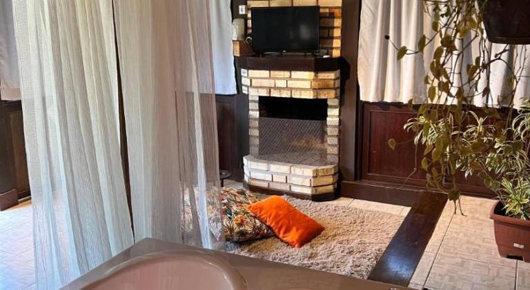 Lodge with hot tub, garden & pool | Pets allowed — photo 3