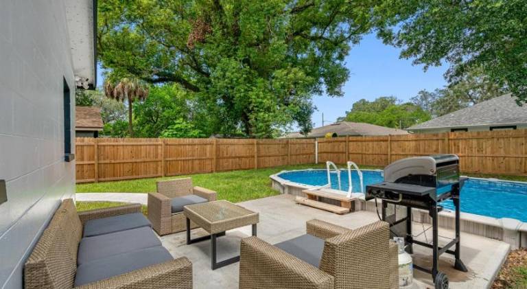 Vacation home with pool — photo 5