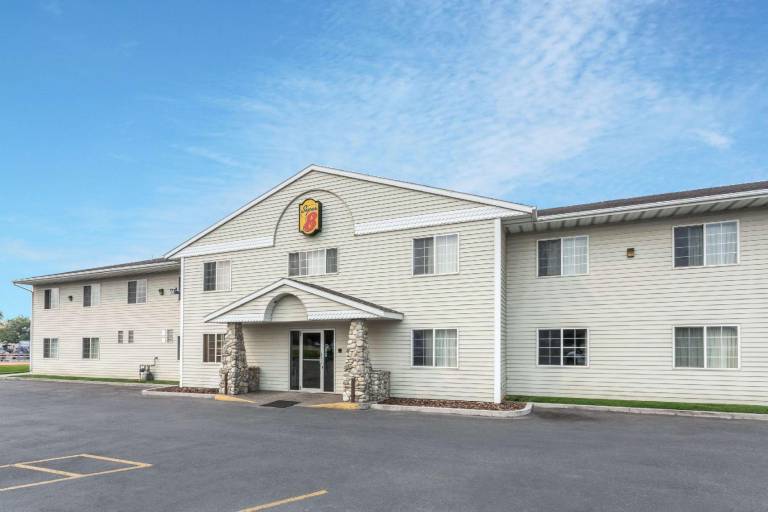 Super 8 By Wyndham Hamilton in Hamilton, MT