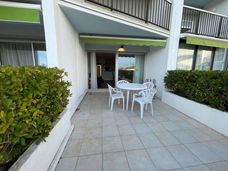 Apartment with pool — photo 3