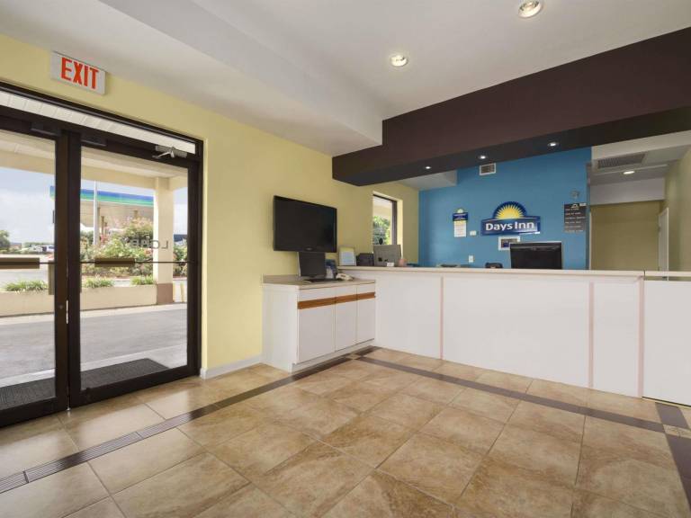 Rose Garden Inn & Suites — photo 5