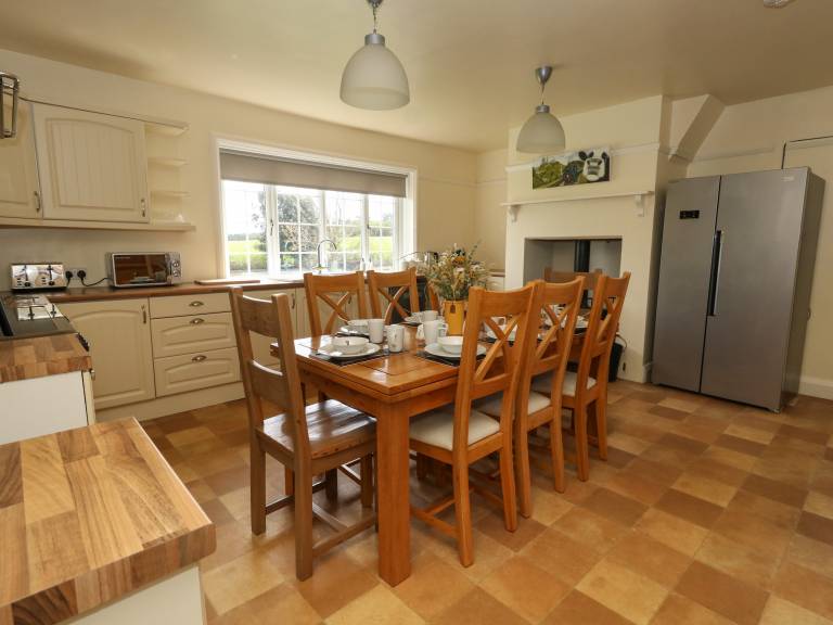 Family-oriented charming cottage with yard & jacuzzi | Beach view | Pets are welcome — photo 3