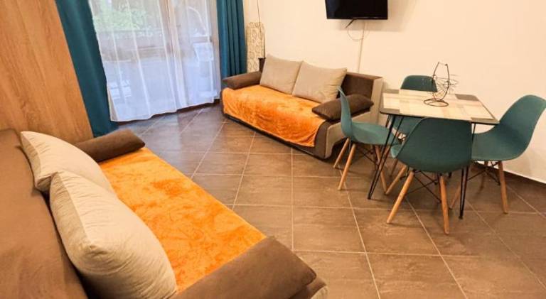Holiday apartment with patio, private pool & garden — photo 2