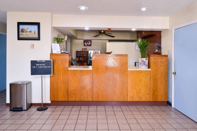 Americas Best Value Inn Sullivan — photo 3
