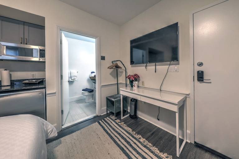Modern Studio with Great Wifi and Amenities! — photo 4
