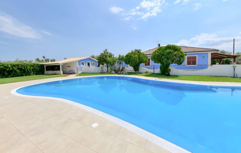 Children-friendly beautiful villa with BBQ, private pool & yard | Garden view | Pets are welcome — photo 3