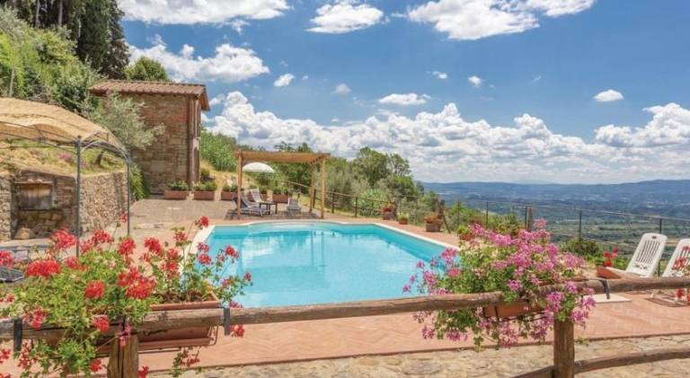 Vacation home with hot tub, sauna & pool in Loro Ciuffenna