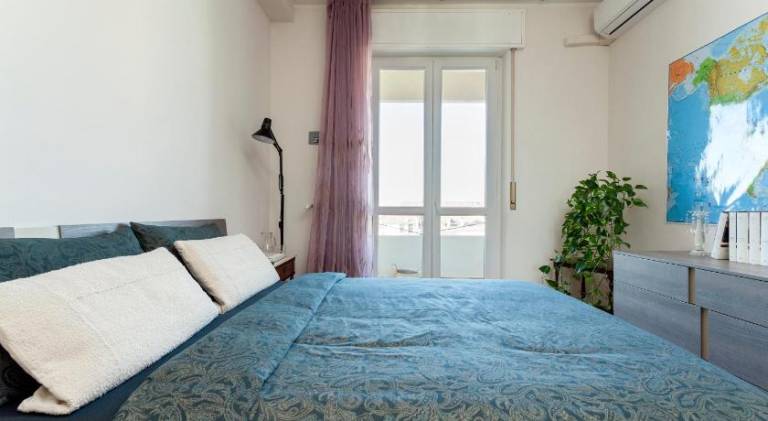 TWO SPACIOUS BEDROOMS 1 MINUTE TO METRO STOP — photo 2