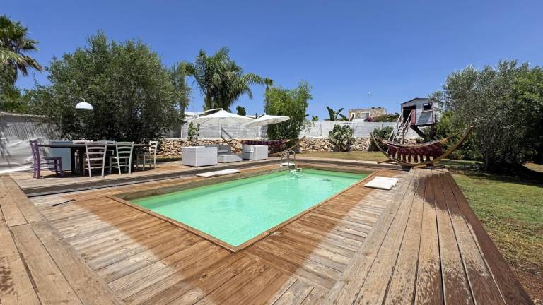 Villa with terrace, barbecue & yard — photo 2