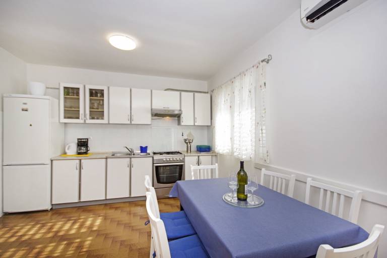 Holiday apartment with BBQ | Garden view in Tucepi
