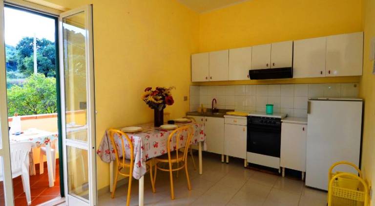 Apartment with barbeque, patio & garden — photo 4