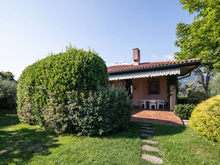 Villa with garden, grill & terrace | Lake view — photo 4