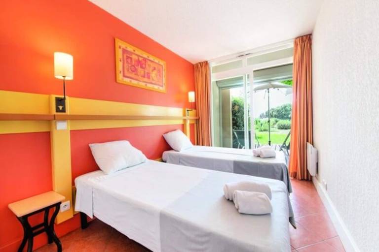 Charming holiday apartment with patio, yard & pool | Next to the beach | Pets allowed — photo 4