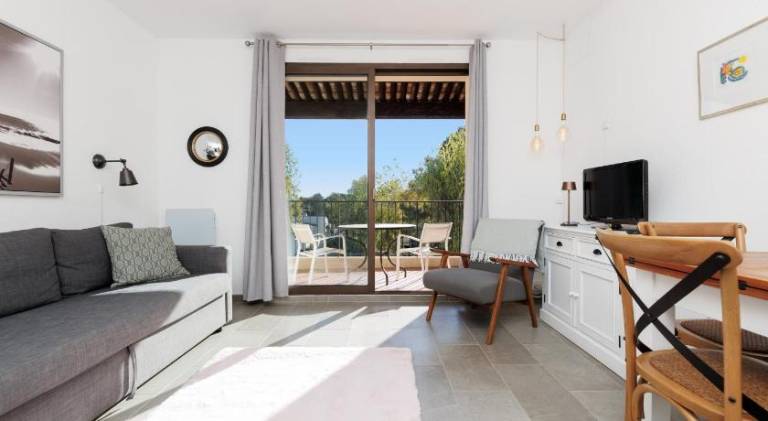 Rental apartment with patio & pool in Biot