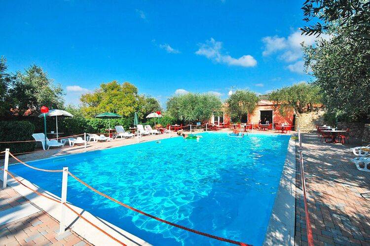 Rental apartment with yard & pool in Imperia