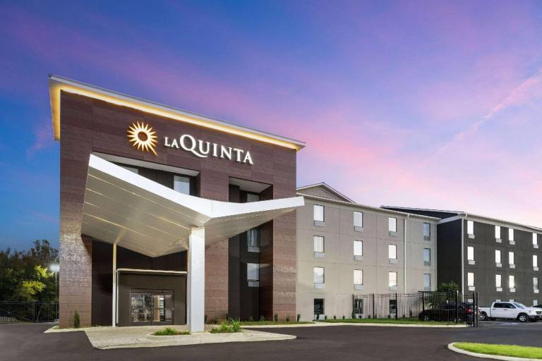 La Quinta Inn & Suites by Wyndham Memphis I-240 in Memphis, TN