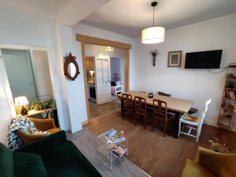 Gite with BBQ, garden & patio — photo 4