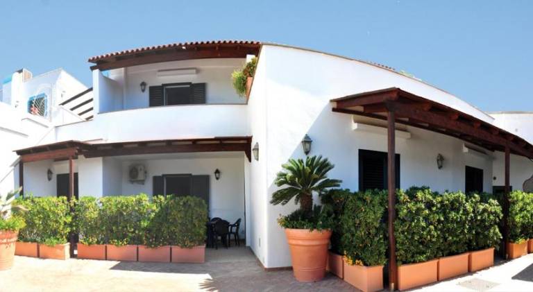 Vacation home with patio — photo 3