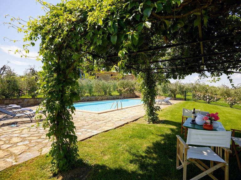 Child-friendly beautiful vacation home with private pool, yard & barbeque | Pet-friendly — photo 2