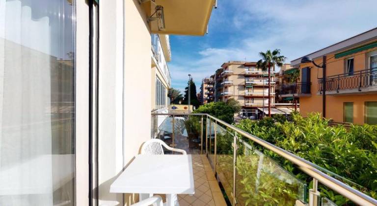 Serviced apartment with garden, pool & patio — photo 4