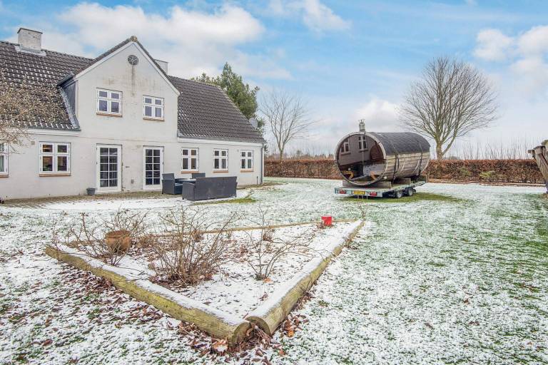Vacation home with sauna, yard & patio in Ribe
