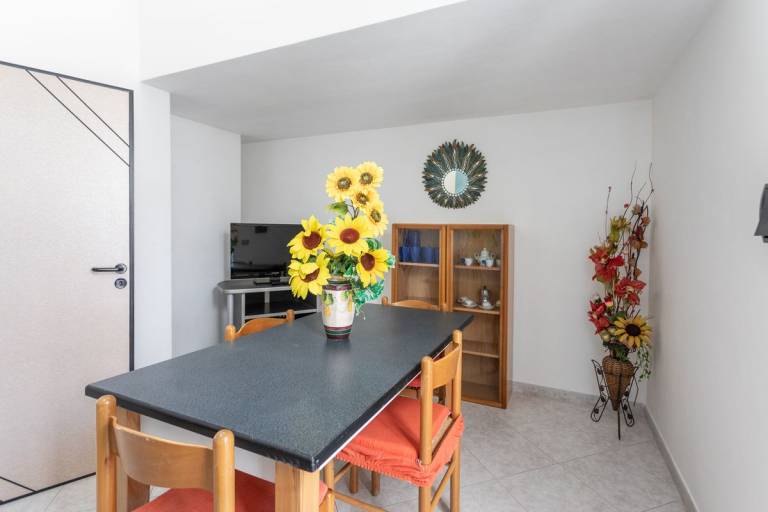 Rental apartment with yard & barbeque | City view — photo 4
