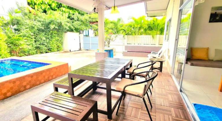 Vacation home with pool — photo 4