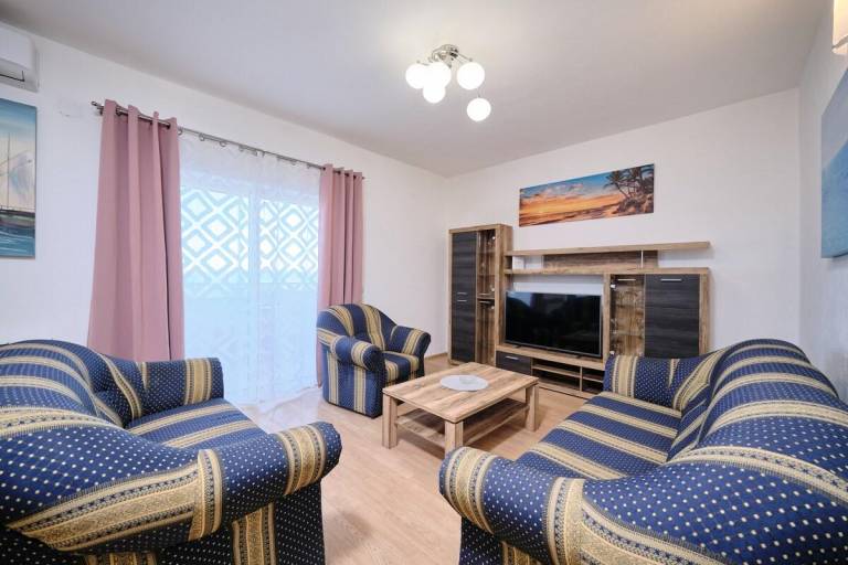 House with terrace, private pool & grill | Perfect for remote work | Pet-friendly — photo 2