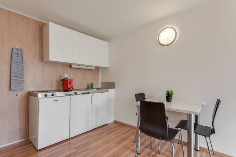 Serviced apartment with patio — photo 5