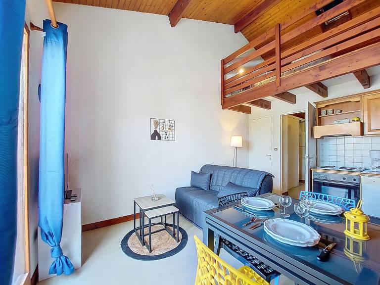Apartment with pool — photo 3