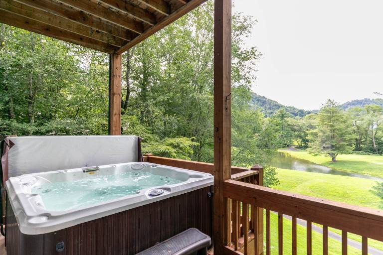 A Happy Roost Rustic cabin near Boone with hot tub gas fireplace in Boone, NC